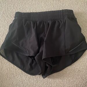 Lululemon Hottie Hot Short 2.5 size 4 color black